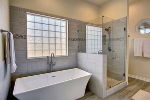 Bathtub, hair dryer, towels, soap - Short walk to the beach ~ Spacious house ~ Golf Cart  (Port Aransas)