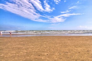 Plage, chaises longues, serviettes de plage