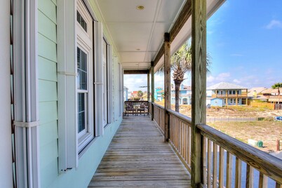 Short walk to the beach ~ Spacious house ~ Golf Cart 