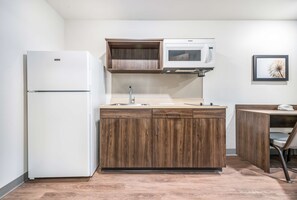 Studio Standard, 1 grand lit, non-fumeurs, réfrigérateur et four à micro-ondes | Cuisine privée | Grand réfrigérateur, micro-ondes, plaque de cuisson, congélateur