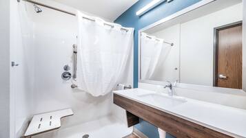 Combinazione doccia/vasca, asciugacapelli, asciugamani, sapone