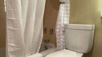 Kombinasi shower/bathtub, pancuran hujan, pengering rambut, dan handuk