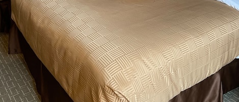 スタンダード ルーム ベッド (複数台) 禁煙 | 羽毛の掛け布団、デスク、ノートパソコン用作業スペース、遮光カーテン