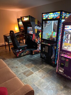 Arcade - Econo Lodge Hurley – Ironwood (Hurley)