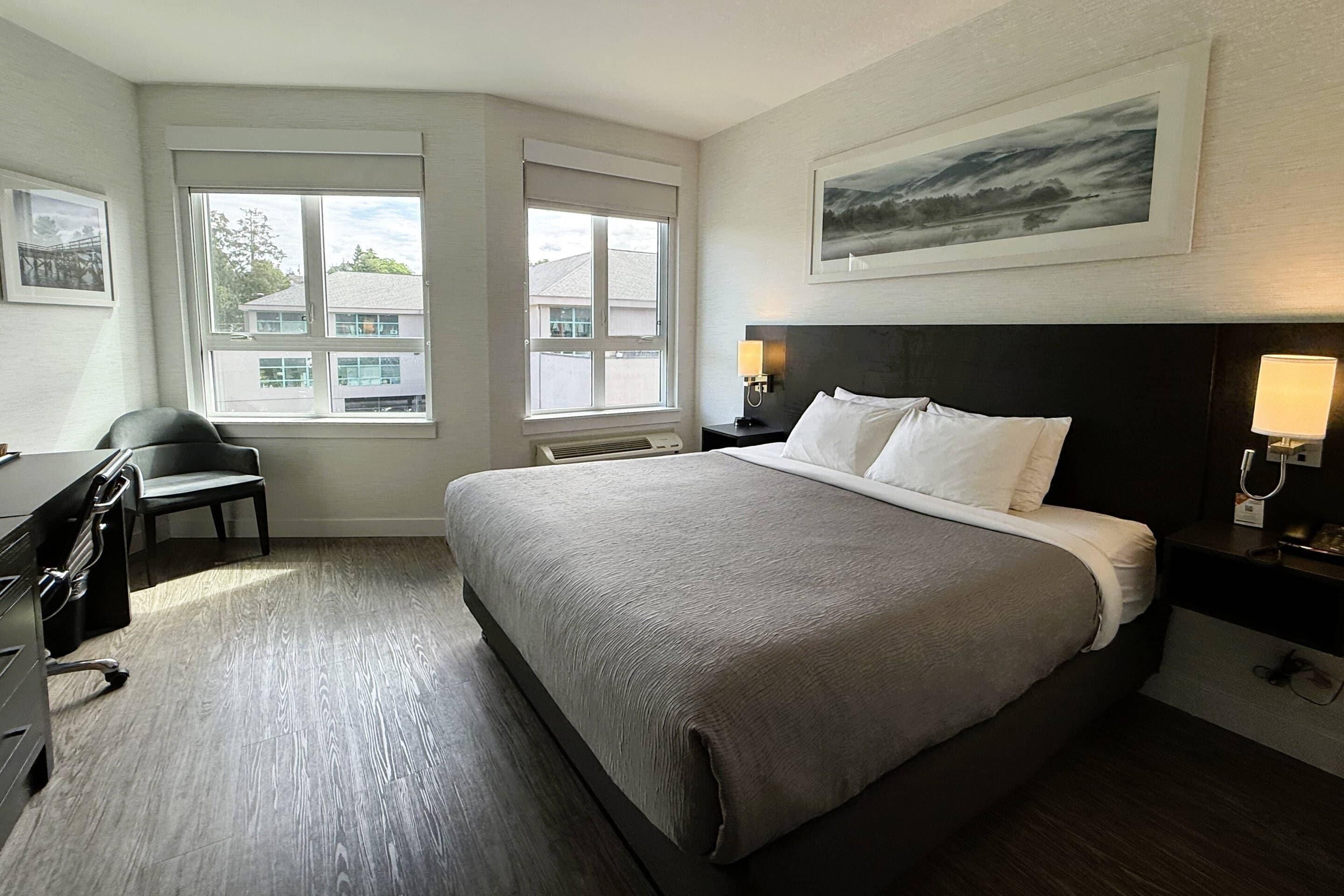 Room, 1 King Bed, Non Smoking (Efficiency) | Premium bedding, down comforters, pillowtop beds, individually decorated