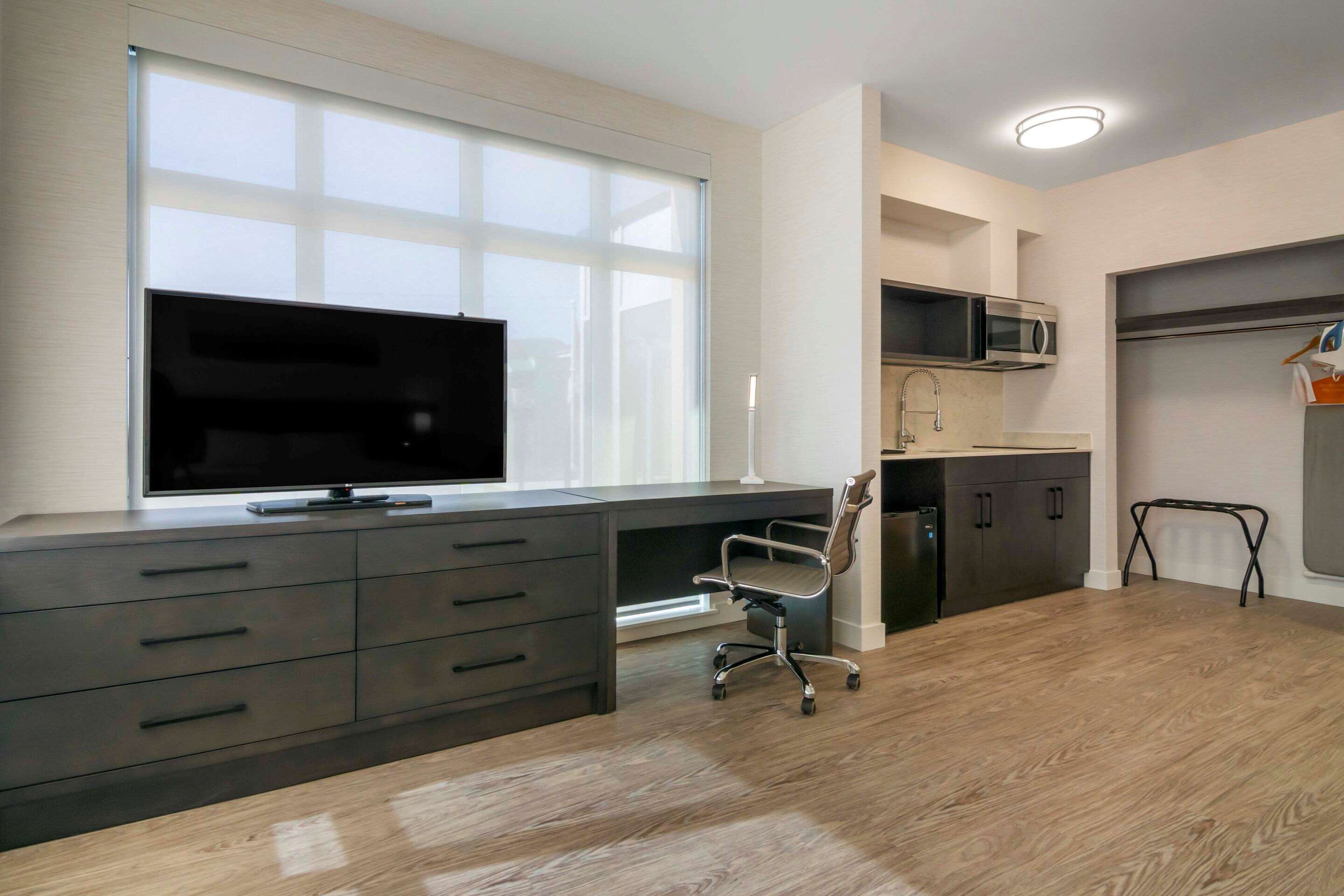 room, 1 king bed, non smoking (efficiency) | premium bedding, down duvets, pillow-top beds, individually decorated