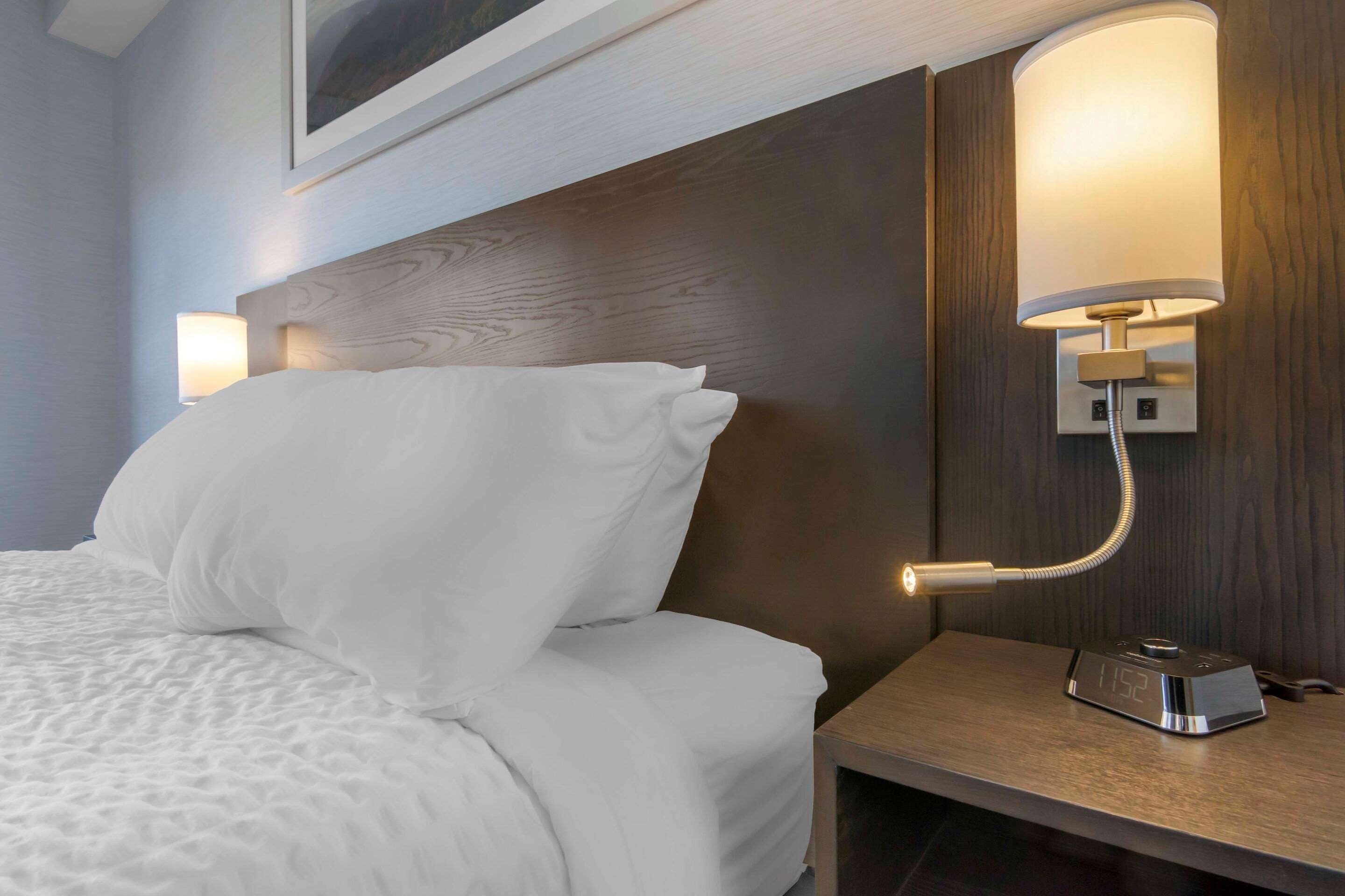 Room, 1 Queen Bed, Non Smoking | Premium bedding, down duvets, pillow-top beds, individually decorated