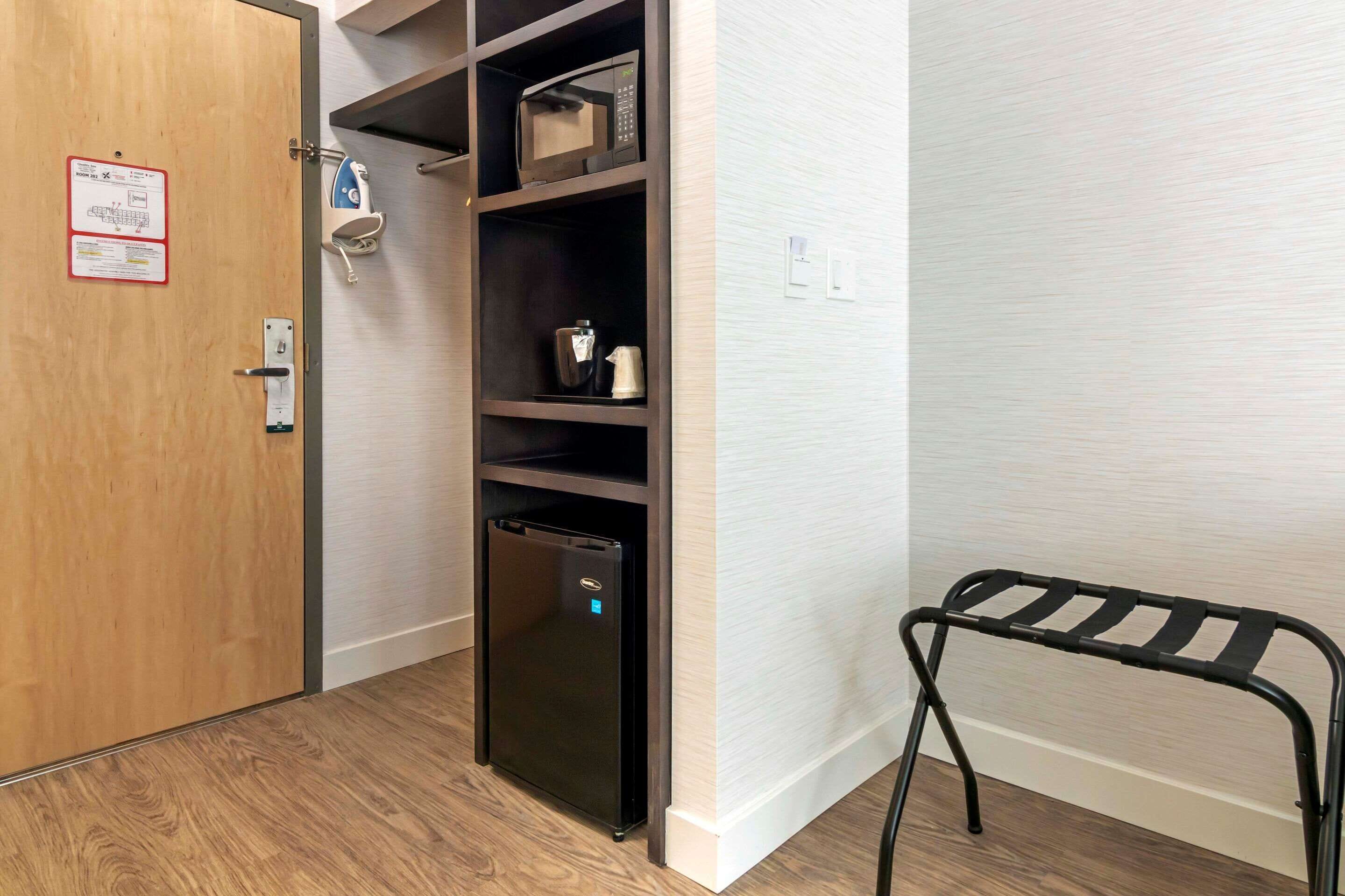 standard room, 1 queen bed, non smoking | premium bedding, down duvets, pillow-top beds, individually decorated