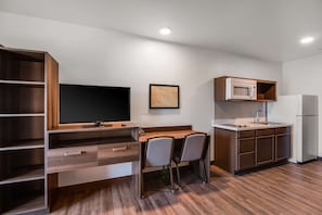 Desk, free WiFi, bed sheets - WoodSpring Suites Bakersfield Airport (Bakersfield)