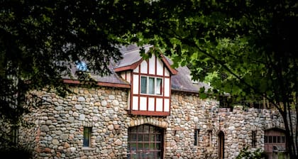 'The Castle Gatehouse' of Highlands Castle