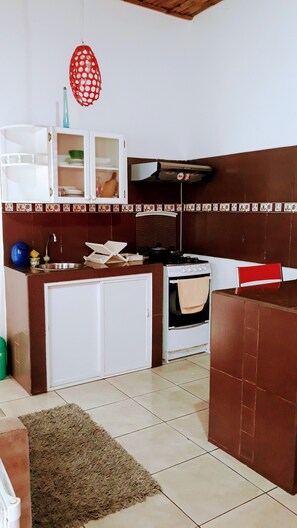 Microondas, horno, lavavajillas y cafetera y tetera 