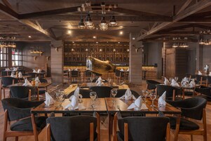 Breakfast, lunch, dinner served; international cuisine 