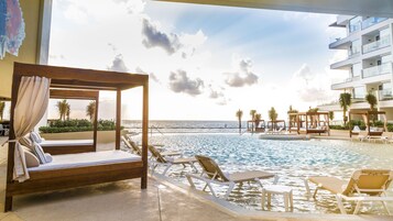 4 outdoor pools, free cabanas, sun loungers