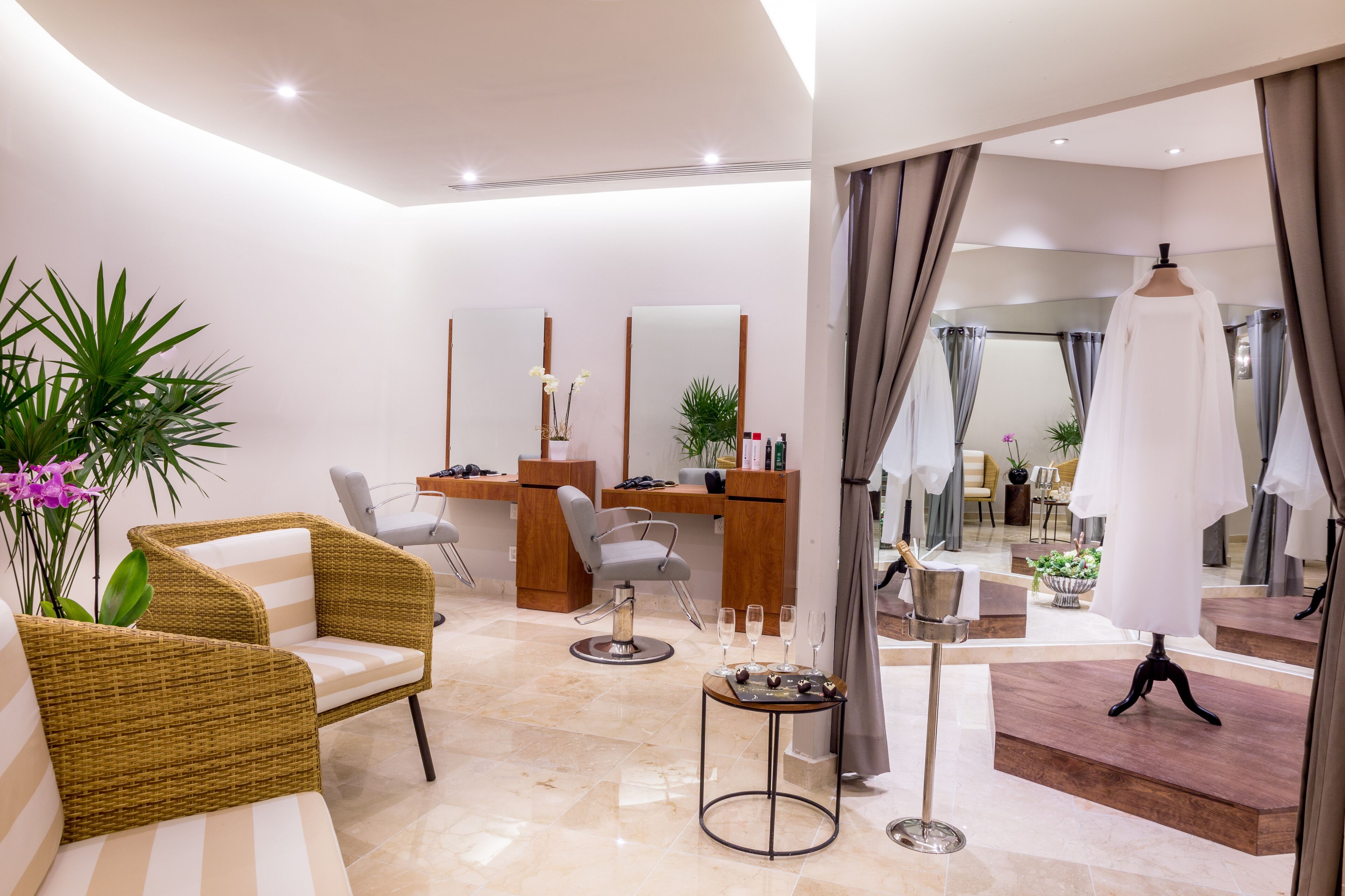 Salas de tratamiento para parejas, sauna y tina de hidromasaje 