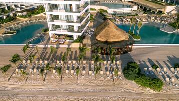 Playa privada y playa de arena blanca