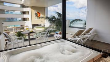 Amber Room | Premium bedding, pillowtop beds, free minibar, in-room safe