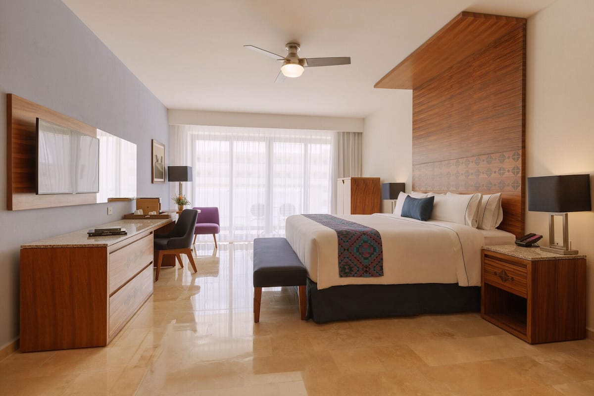 Premium bedding, pillowtop beds, minibar (free items), in-room safe