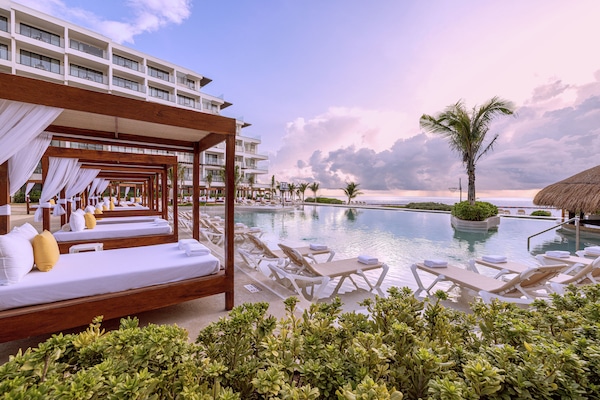 4 outdoor pools, free cabanas, sun loungers