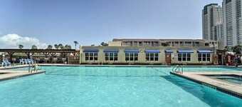1st Floor 1 Bedroom Condo near Beach  w/Pool!!