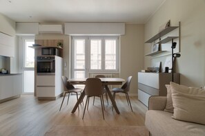 Interior - Completely renovated recently!Cozy 65m2 apartment located on the 2nd floor of a building with lift (but with steps at the entrance). The accommodation is located in an exceptional position, overlooking the Darsena and a 650m walk from the Navigli, a love (Milano)