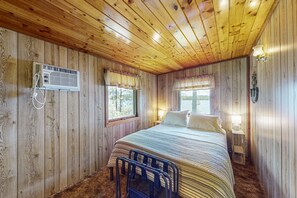 3 bedrooms, iron/ironing board, internet, bed sheets - Cozy, lakefront cottage w/ a firepit,kayak,shared patio, gas grill, & free WiFi (Eagle River)