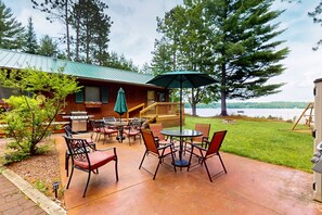 Outdoor dining - Cozy, lakefront cottage w/ a firepit,kayak,shared patio, gas grill, & free WiFi (Eagle River)