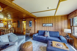 TV - Cozy, lakefront cottage w/ a firepit,kayak,shared patio, gas grill, & free WiFi (Eagle River)