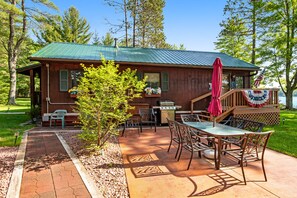 Outdoor dining - Cozy, lakefront cottage w/ a firepit,kayak,shared patio, gas grill, & free WiFi (Eagle River)