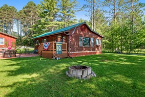 Exterior - Cozy, lakefront cottage w/ a firepit,kayak,shared patio, gas grill, & free WiFi (Eagle River)