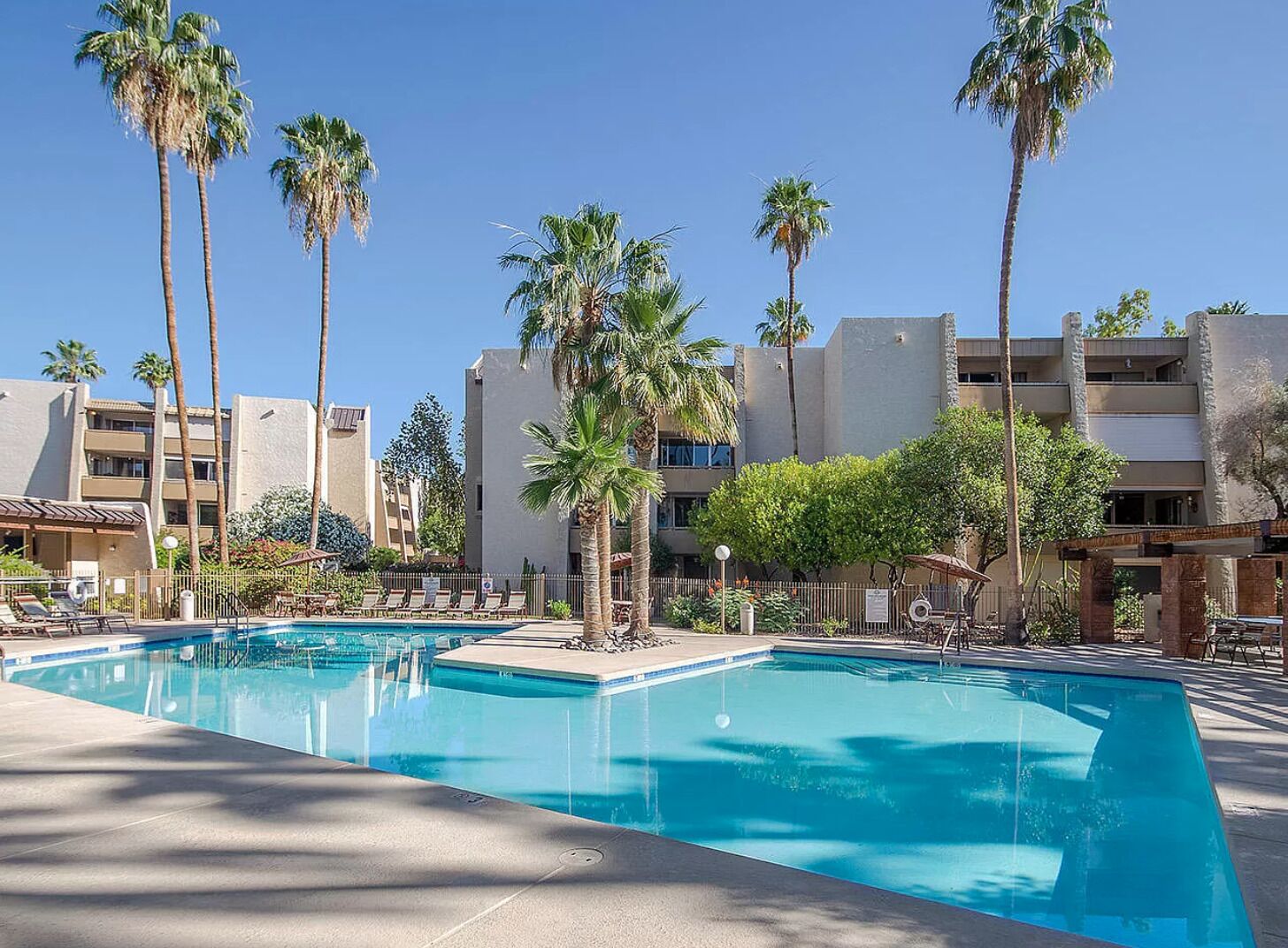 Een buitenzwembad, een verwarmd zwembad