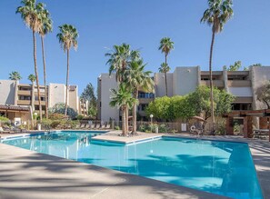 Una piscina al aire libre, una piscina climatizada