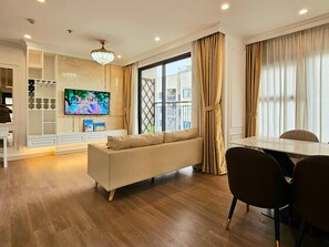 Leilighet – business, 2 soverom | Oppholdsområde | En 47-tommers Flatskjerm-TV med kabel-kanaler samt TV