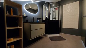 Dusche, Haartrockner, Handtücher, Seife