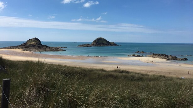 A beach with rocky outcrops and clear blue water. - Luxueuse villa, piscine intérieure, plage à 700m (Saint Coulomb)