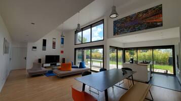 Smart TV, fireplace, offices, printers