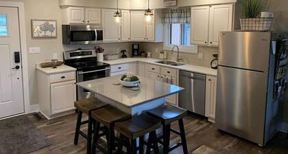 Iggy & Al's Treehouse: Northwoods Getaway