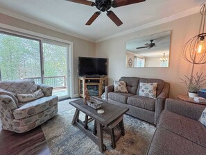 TV, offices - Iggy & Al's Treehouse: Northwoods Getaway (Hazelhurst)