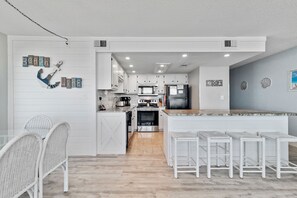 Jääkaappi, mikroaaltouuni, uuni, liesi