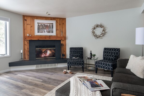 Una Smart TV, una chimenea