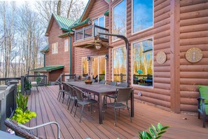 Outdoor dining - Luxury in the Heart of Nemacolin, the Laurel Mountains Most Idyllic Resort Area. (Farmington)