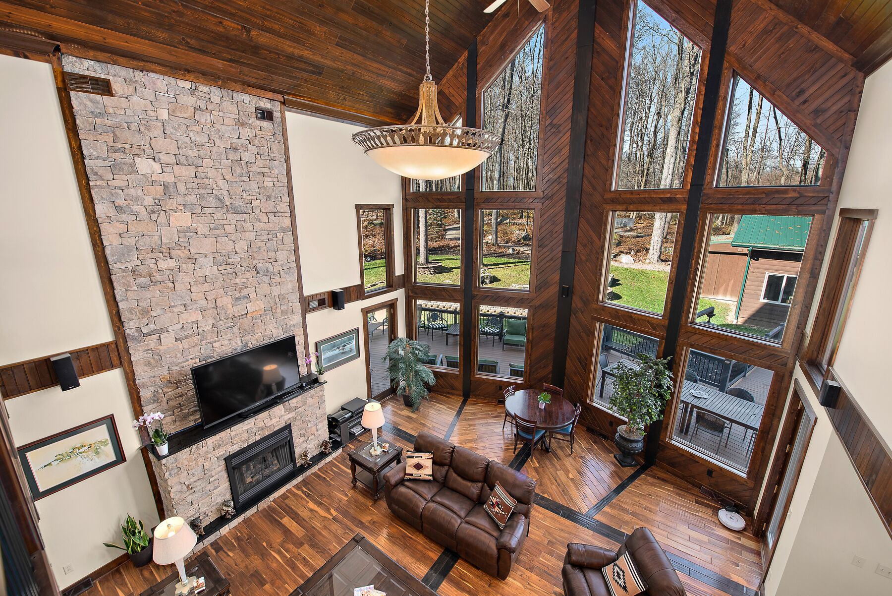 Una Smart TV, una chimenea, un reproductor de DVD