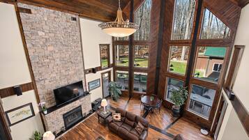 Älytelevisio, takka, DVD-soitin, pöytätennispöytä