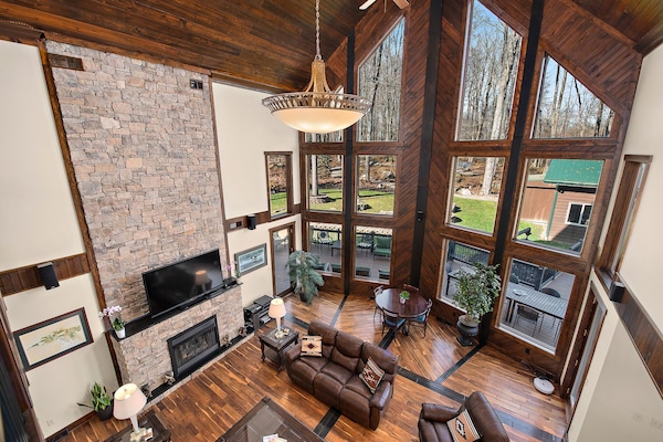 Een smart-tv, een open haard, een dvd-speler en een tafeltennistafel