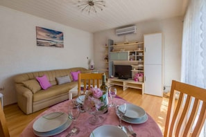 TV - Holiday apartment with barbecue and air conditioning (Crikvenica)