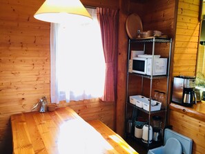 Exclusive-hytte | Privat køkken | Køleskab/fryser i fuld størrelse, mikrobølgeovn, kogeplade, brødrister