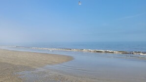 A beach with clear skies and calm waters. - Condo Near Coligny Circle, Beach, & New Park; all within 1 to 2 Blocks (Hilton Head Island)
