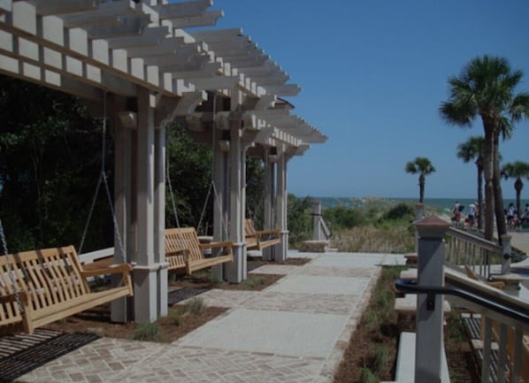 Property grounds - Condo Near Coligny Circle, Beach, & New Park; all within 1 to 2 Blocks (Hilton Head Island)