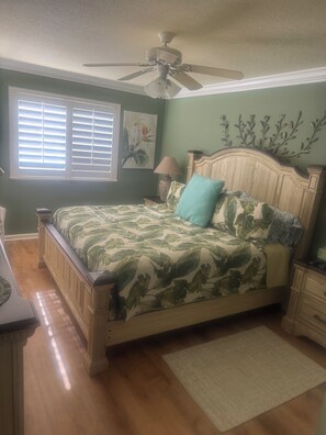 2 slaapkamers, een strijkplank/strijkijzer, reisbedje, gratis wifi