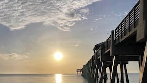 Nær stranden, solsenger og strandhåndklær