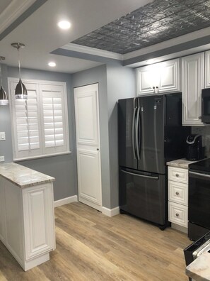 Refrigerador, microondas, horno, placa de cocina